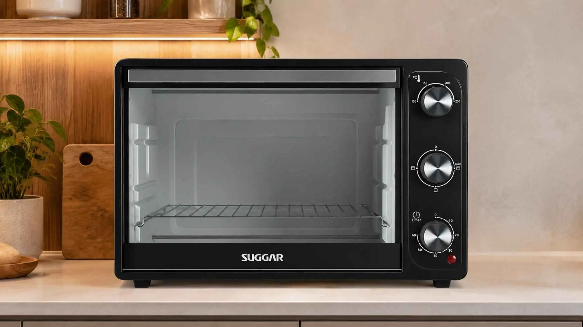 Forno elétrico de bancada Suggar FE42 de 42 litros na cor preta posicionado sobre a bancada da cozinha