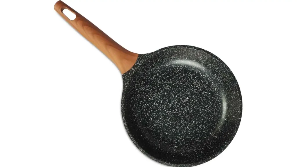 Frigideira individual do Jogo Titanium Exclusive BKZA mostrando o revestimento antiaderente granito e cabo soft-touch amadeirado