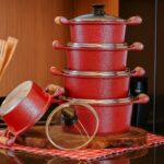 Jogo 5 Panelas Atóxica Global House Alumínio com revestimento cerâmico na cor vermelha empilhadas sobre balcão de cozinha