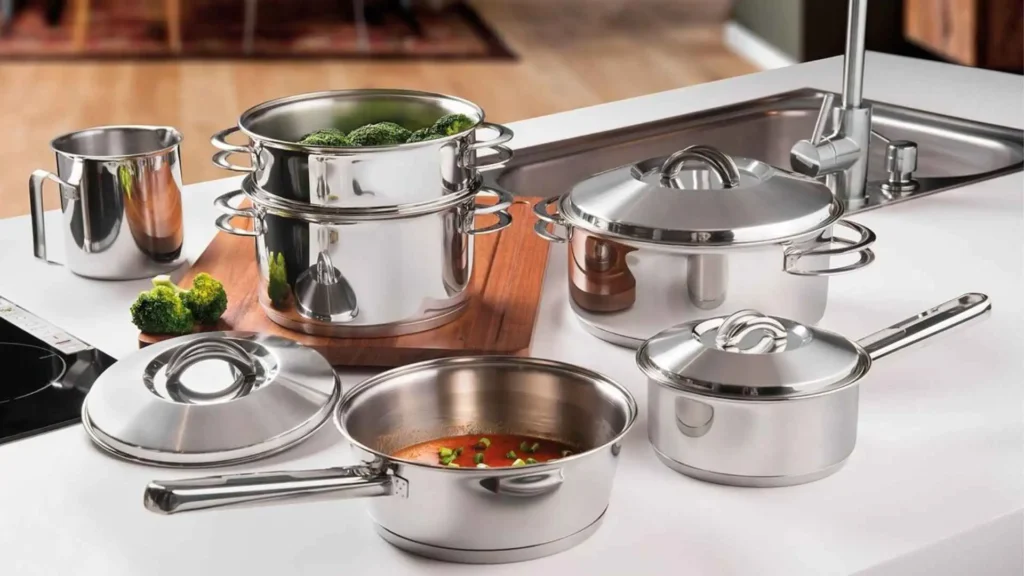 Conjunto completo Jogo de Panelas Tramontina Solar 6 Peças incluindo o acessório Cozi-vapore e fervedor em uma bancada de cozinha moderna