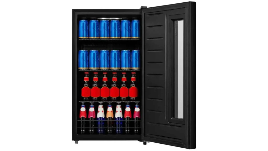Visão interna da cervejeira Midea 82L lotada com latas de cerveja azul e vermelha, demonstrando alta capacidade de armazenamento