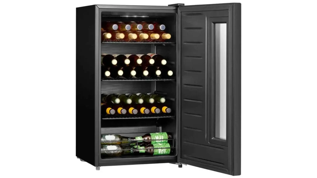 Interior da cervejeira Midea 82L com prateleiras ajustáveis armazenando diversas garrafas de vinho e espumante