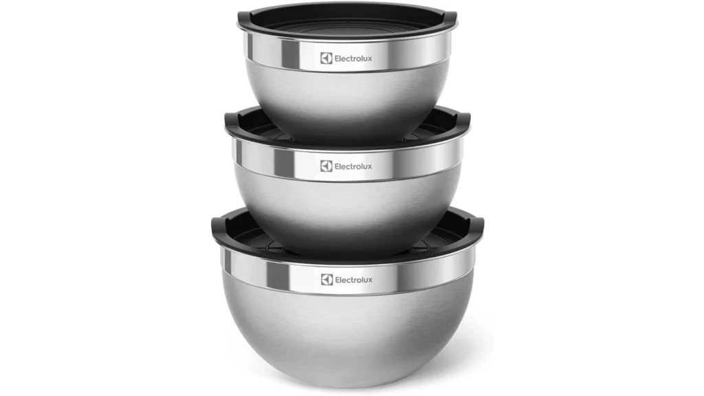 Visão frontal dos três tamanhos de bowls Electrolux em aço inox escovado exibindo as medidas de capacidade.