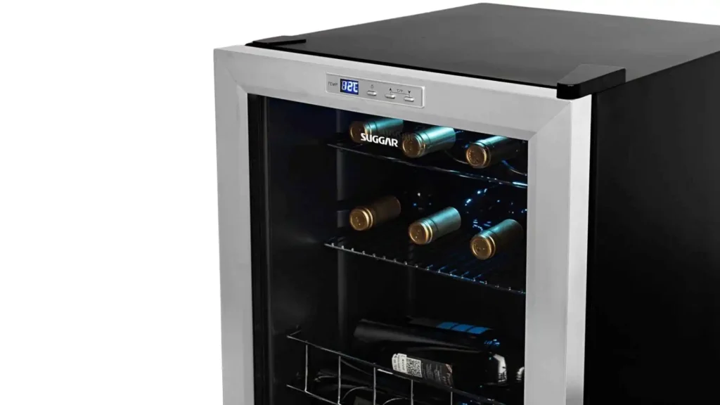 Foto de estúdio em ângulo da Adega Suggar Lyon AD1522IX com porta em aço inox e vidro duplo fechada