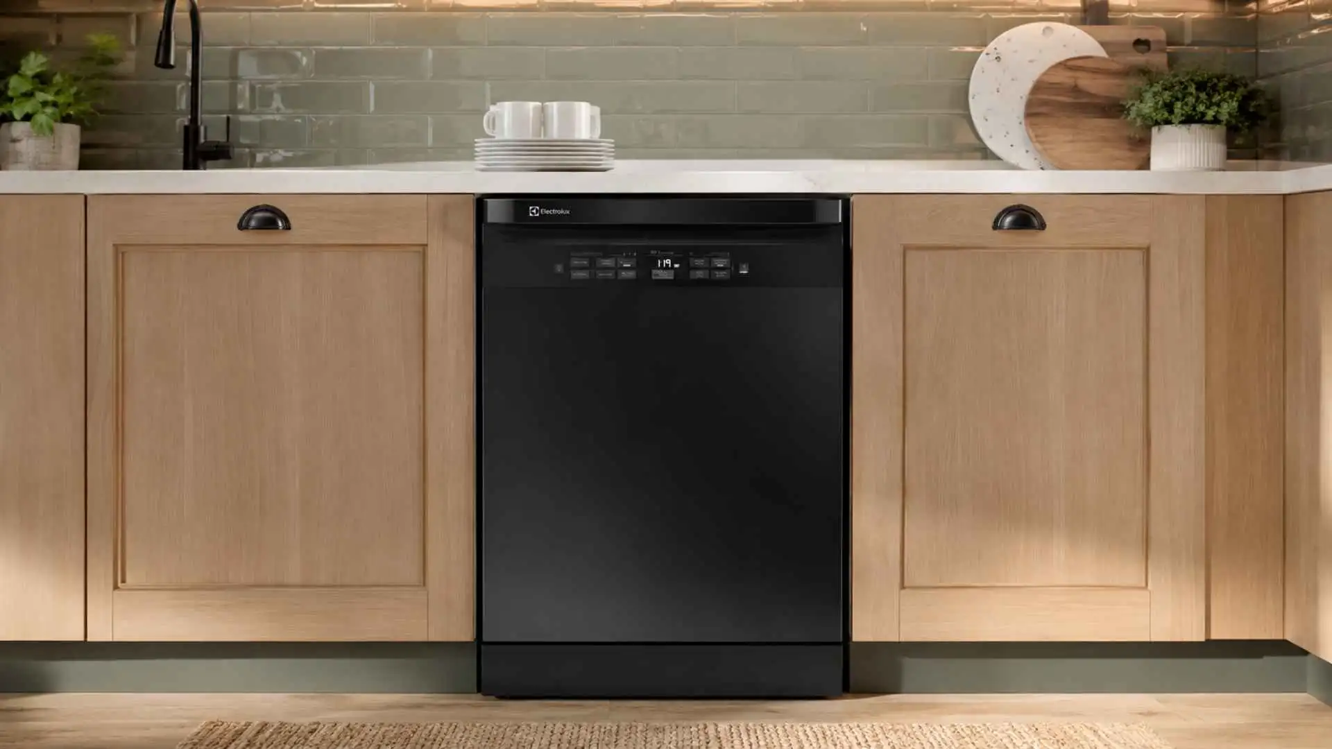 Lava-Louças 14 Serviços Electrolux LL14P preta instalada sob a bancada de uma cozinha planejada
