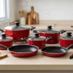 5 jogos de panelas bons e baratos sobre uma bancada de cozinha moderna