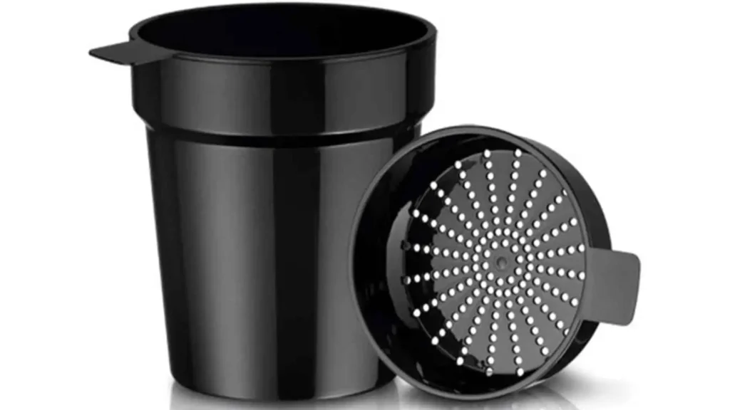 Close da jarra preta do espremedor Mondial mostrando a peneira e o cone extrator para laranjas e limões Extrator de Sucos Mondial E-10