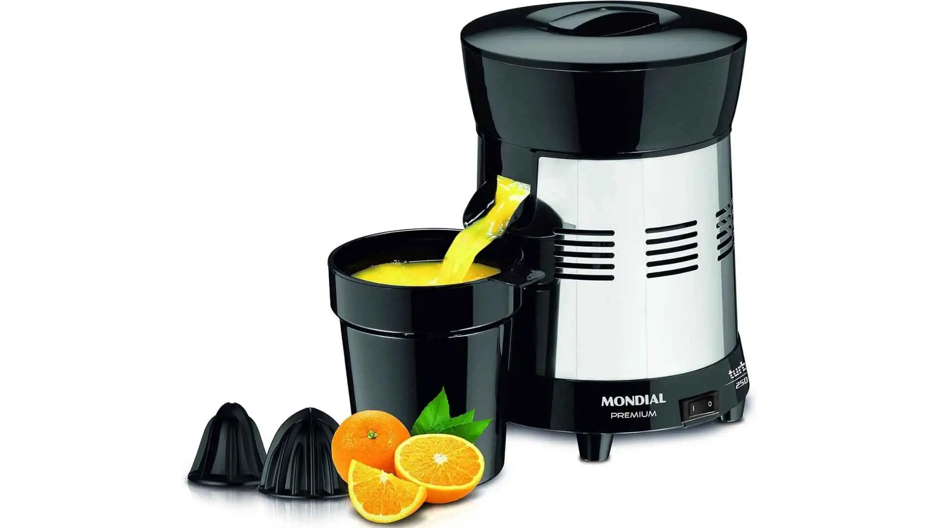 Espremedor de frutas Mondial Turbo Citrus preto e inox com jarra cheia de suco de laranja e frutas cortadas ao lado