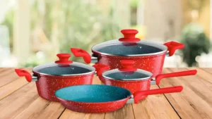 Conjunto de panelas Euro Home ALU8709-VO ColorStone Volcano vermelho sobre uma mesa de madeira