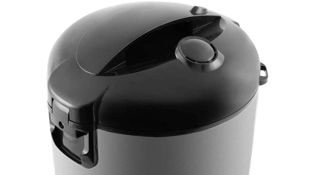 Detalhe superior do acabamento e botões da panela de arroz Britânia BPA10PI