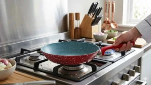 Frigideira ColorStone Volcano sendo utilizada em um fogão a gás convencional para grelhar alimentos