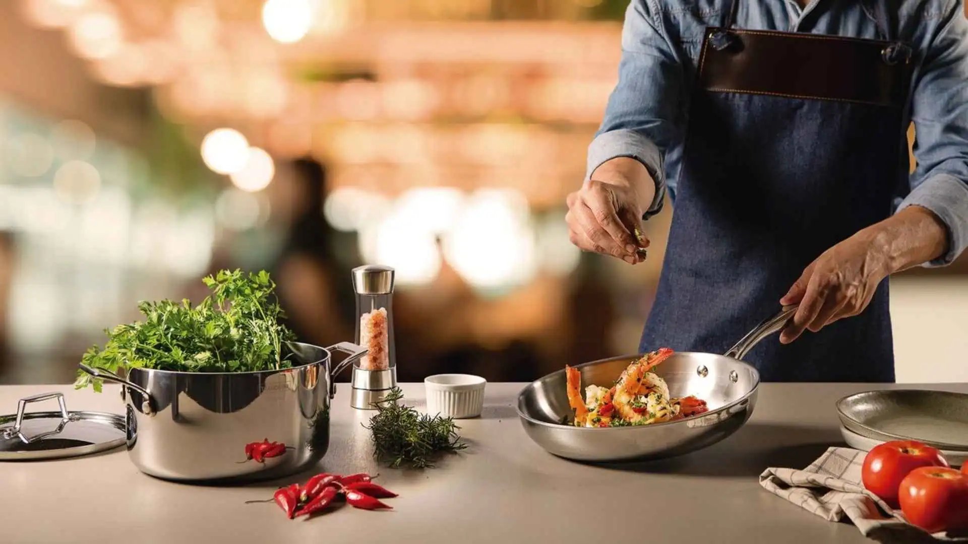 Frigideira Tramontina Grano de 20cm em uma cozinha moderna com ingredientes frescos ao redor