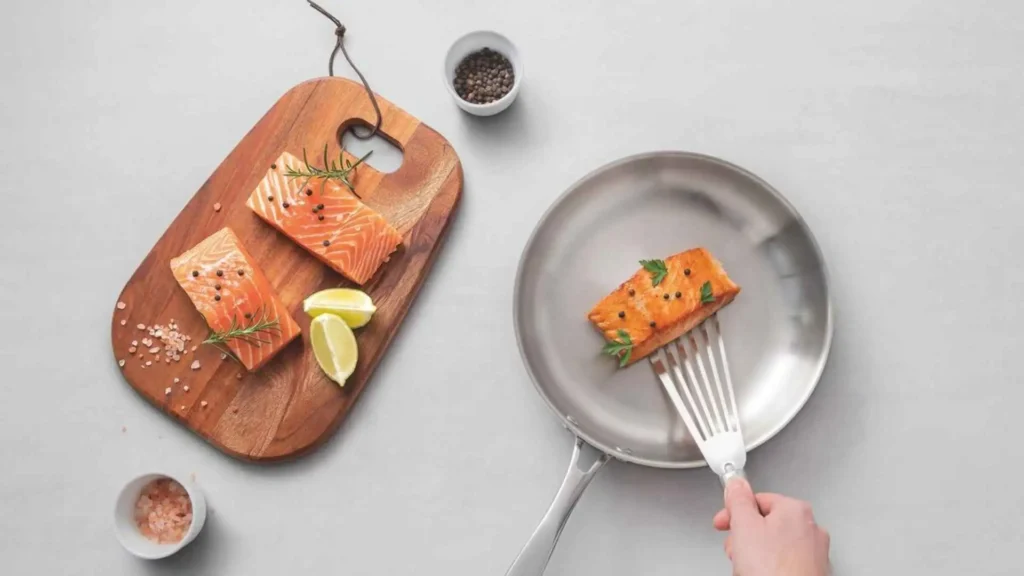 Carne sendo selada perfeitamente em uma Frigideira Tramontina Grano de corpo triplo