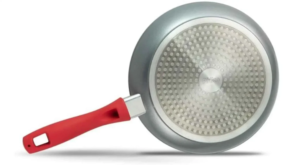 Vista inferior da Frigideira Philco PPH240AFR exibindo o fundo de indução em aço inox e a espessura de 4,5mm