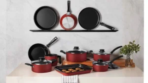 Jogo de panelas Tramontina Turim 10 peças vermelho em uma bancada de cozinha