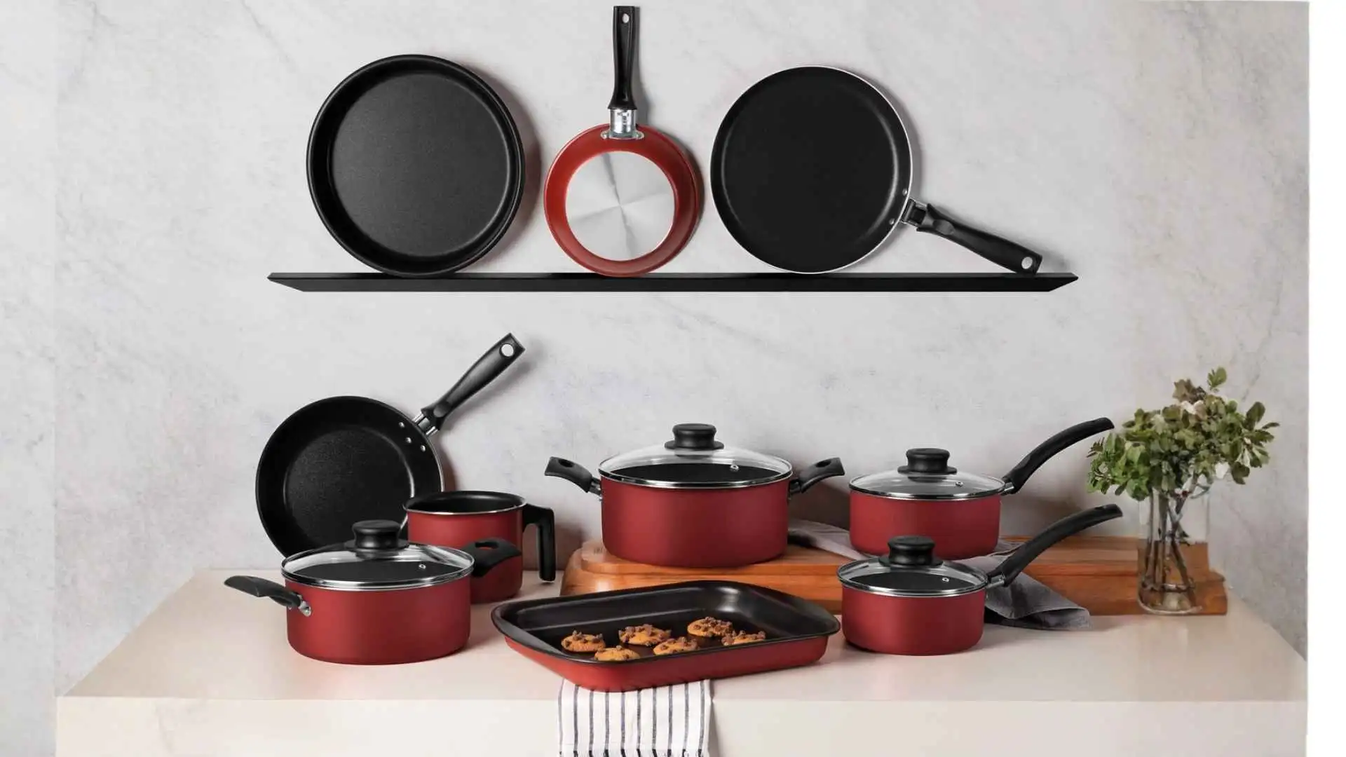 Jogo de panelas Tramontina Turim 10 peças vermelho em uma bancada de cozinha