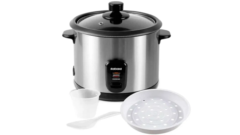 Panela de Arroz Elétrica Midi Itatiaia 8 Xícaras exibindo acessórios inclusos: copo medidor, espátula e bandeja de cozimento a vapor
