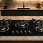 Cooktop 5 bocas em vidro preto instalado em bancada de cozinha planejada
