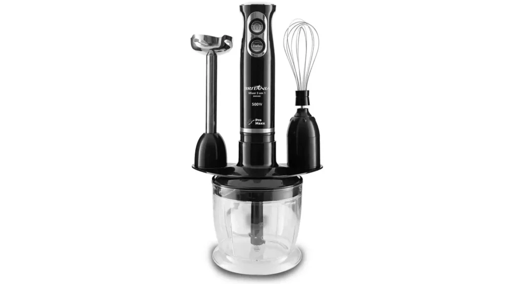 Mixer Britânia Turbo 500W montado sobre o acessório miniprocessador de alimentos em fundo branco