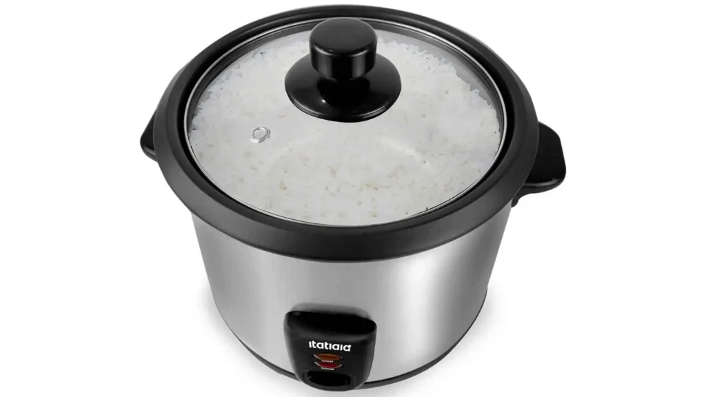Detalhe da tampa de vidro temperado da Panela de Arroz Elétrica Midi Itatiaia 8 Xícaras que permite visualizar o arroz durante o cozimento