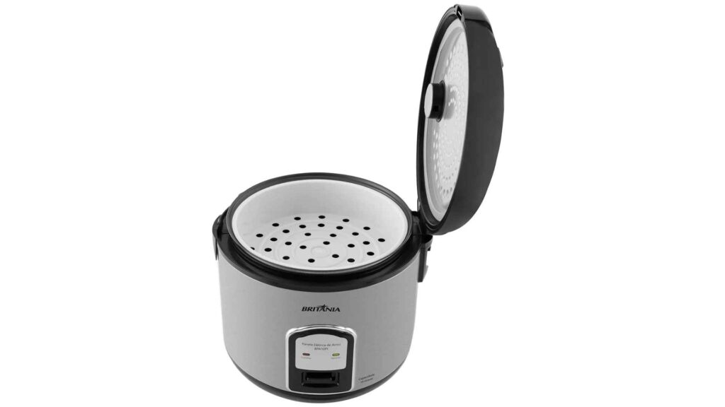 Panela de arroz Britânia BPA10PI aberta mostrando a bandeja de cozimento a vapor interna