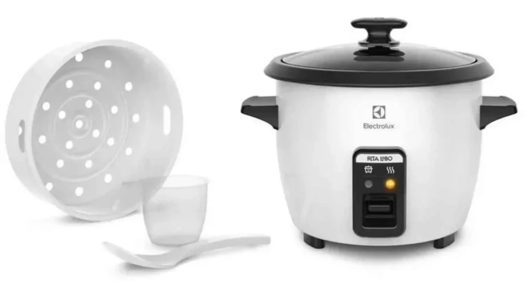 Panela de Arroz Elétrica Electrolux por Rita Lobo RCB50 acompanhada de bandeja de vapor, copo medidor e espátula em fundo branco