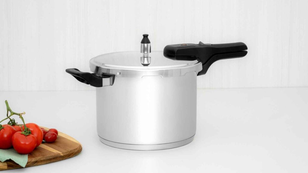 Panela de pressão Tramontina Brava 4,5 litros em aço inox com fundo triplo vista de frente