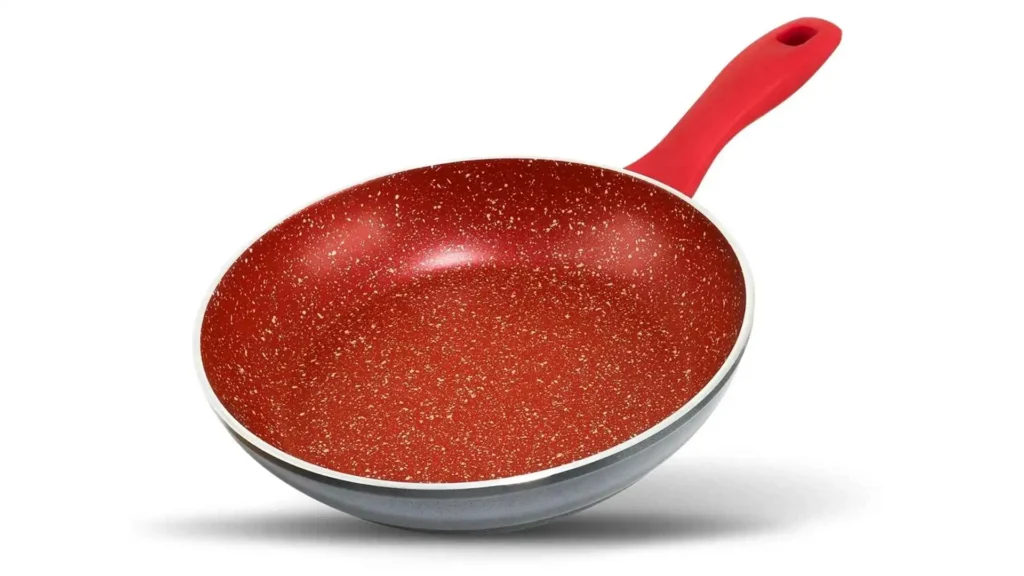 Detalhe interno da Frigideira Philco PPH240AFR mostrando o revestimento antiaderente cerâmico Redstone de cor avermelhada