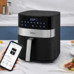 Smartphone controlando remotamente a Air Fryer Midea Smart Chef Plus 6L em uma cozinha moderna