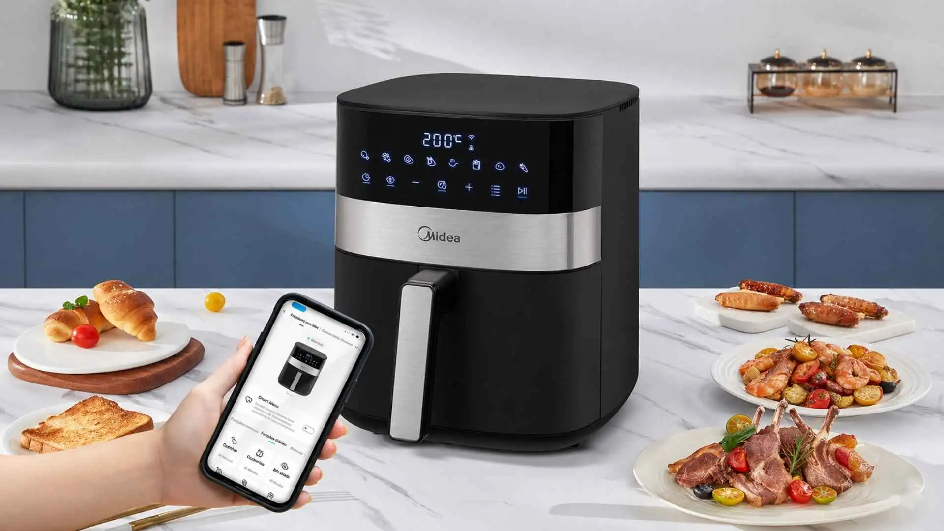 Smartphone controlando remotamente a Air Fryer Midea Smart Chef Plus 6L em uma cozinha moderna