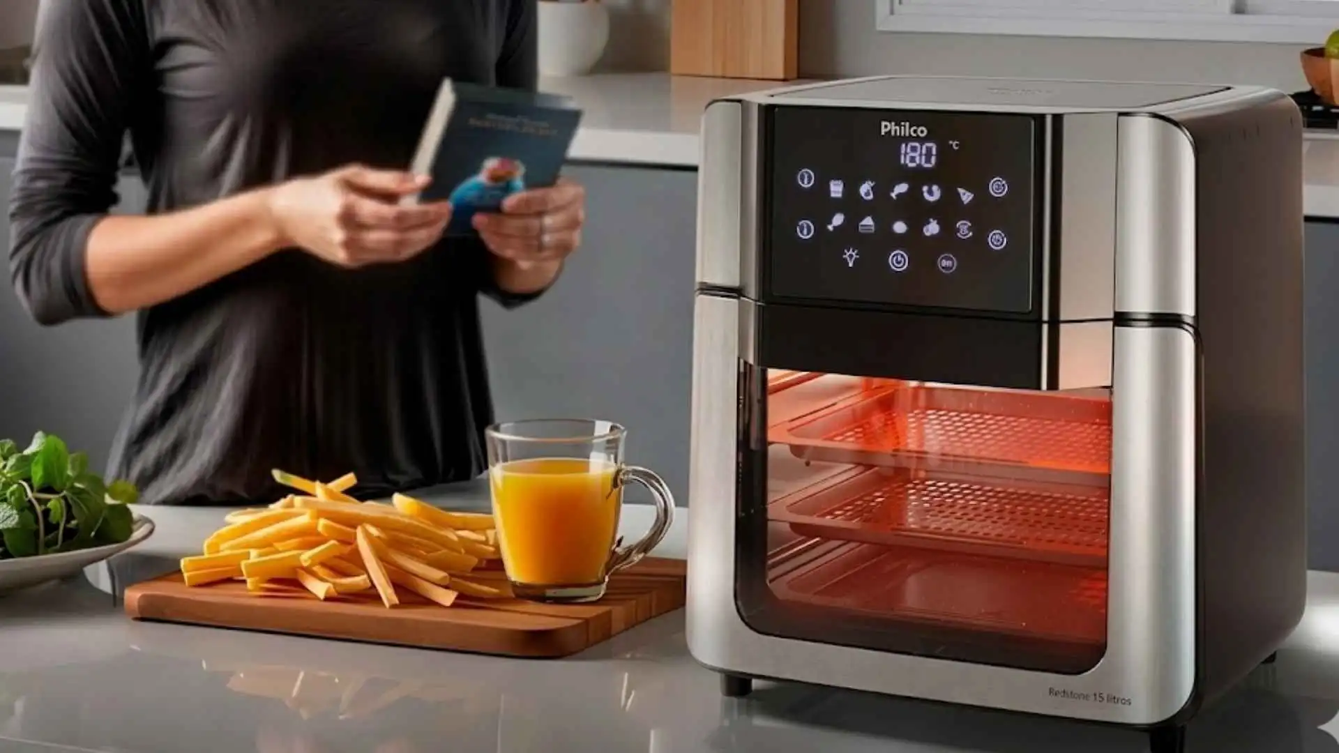 Air Fryer Oven Philco 15L Redstone PAF15A em uma bancada de cozinha com batatas fritas