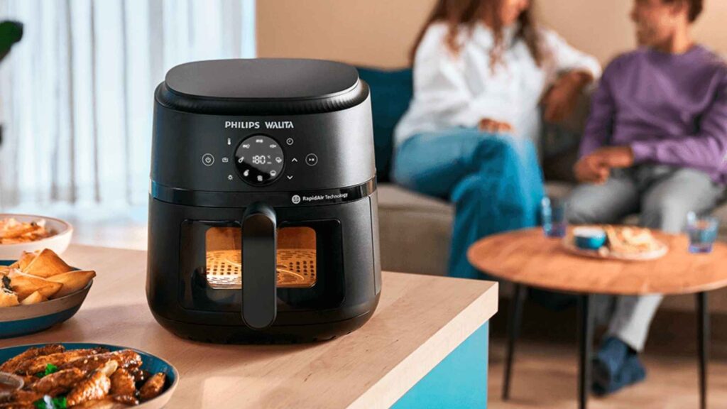 Visor transparente da Airfryer Philips Walita NA230 mostrando o alimento sendo preparado em seu interior iluminado