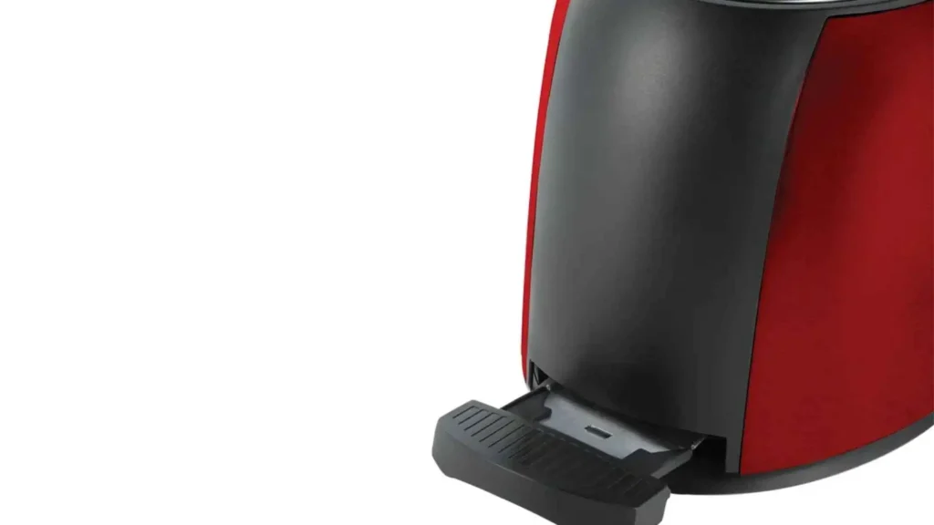 Detalhe da base antiderrapante e bandeja coletora de migalhas da Torradeira Oster Aço Inox Vermelha