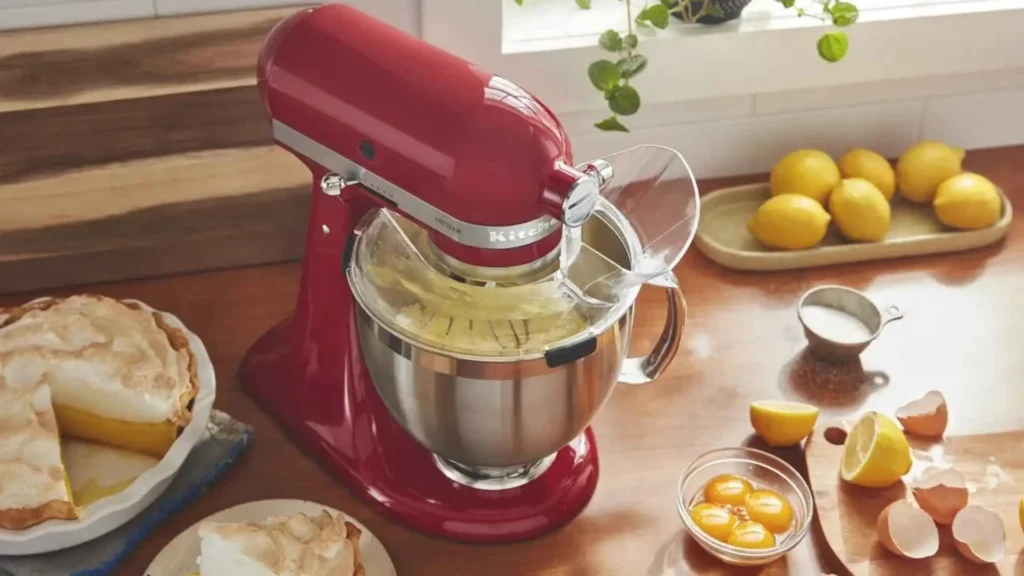 Batedeira KitchenAid Artisan batendo massa clara de bolo em bowl de inox