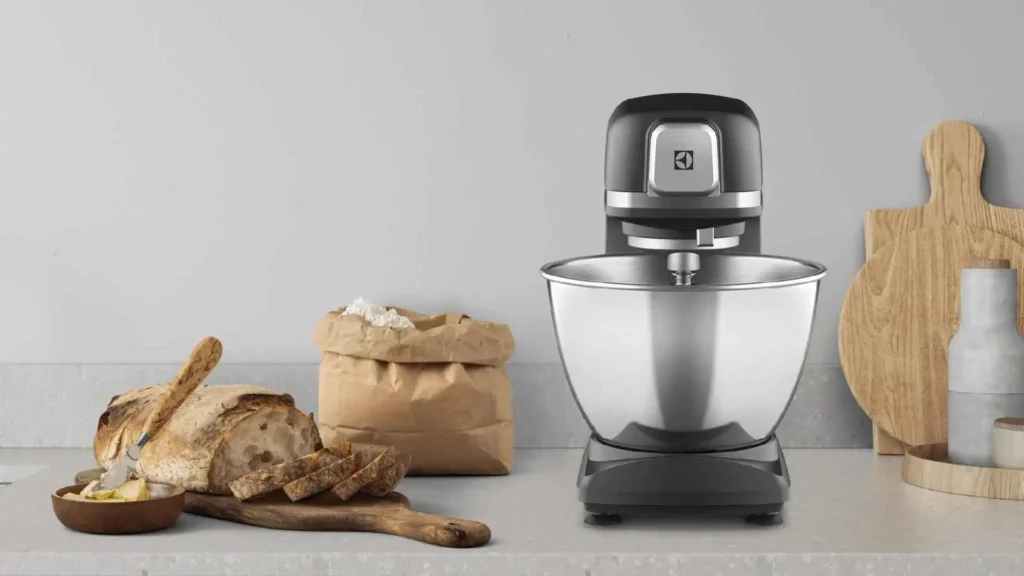 Batedeira Planetária Electrolux KMP70 sendo usada para preparar massa de pão artesanal