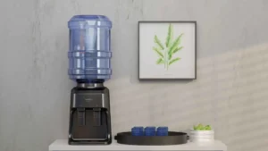 Bebedouro Britânia AquaPlus BBE12P em uso com galão de 20 litros sobre uma bancada branca