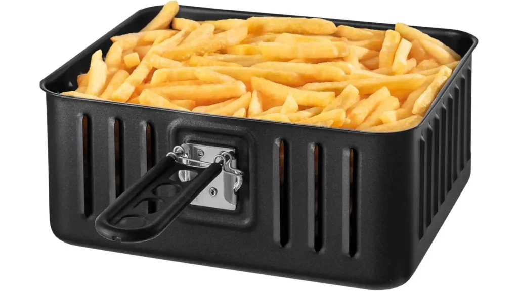 Cesto removível de 5 litros da Air Fryer Forno Mondial 12L AFON-12L-BI repleto de batatas fritas crocantes