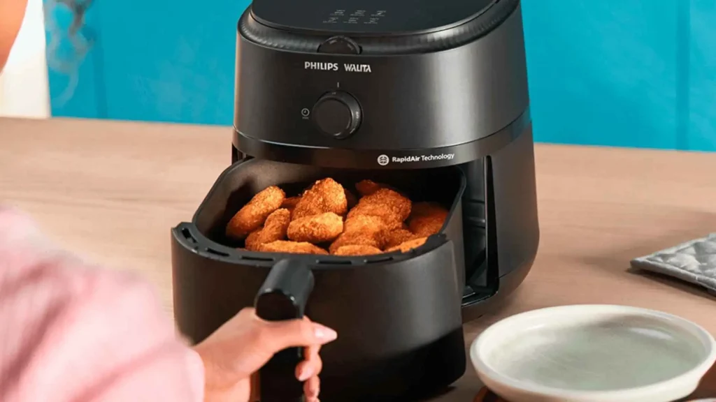 Detalhe do cesto de 6,2 litros da Fritadeira Airfryer Philips Walita Série 1000XL cheio de nuggets dourados