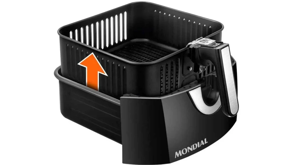 Cesto quadrado removível da Air Fryer Mondial AFN-80-FB com revestimento antiaderente Duraflon sendo retirado