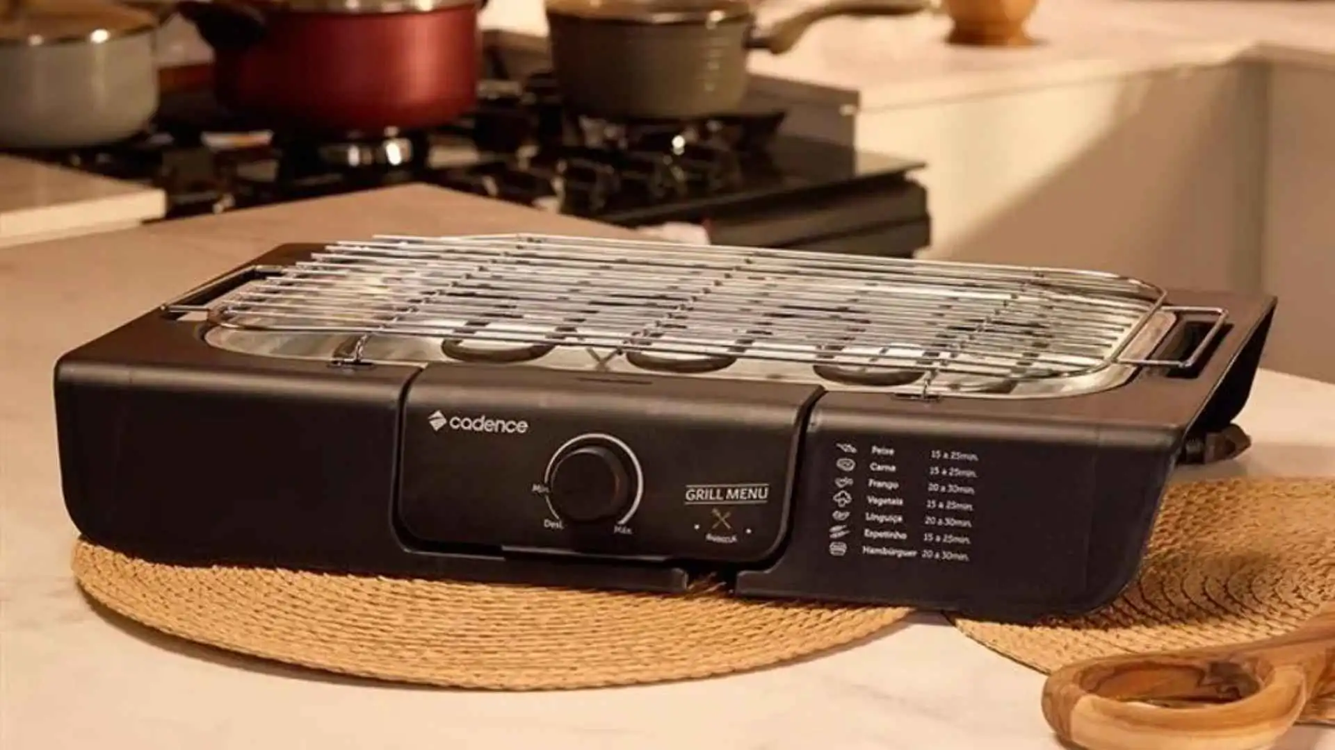 Churrasqueira elétrica Cadence Grill Menu preta posicionada sobre uma bancada de cozinha de apartamento