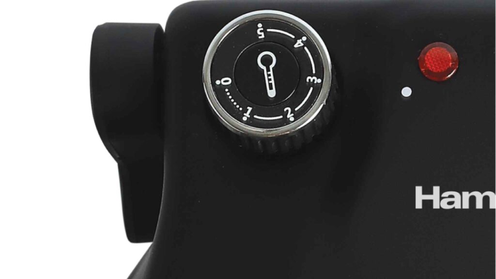 Close-up do botão seletor de temperatura do Forno de Pizza Elétrico Hamilton Beach, mostrando os níveis de calor e a luz indicadora