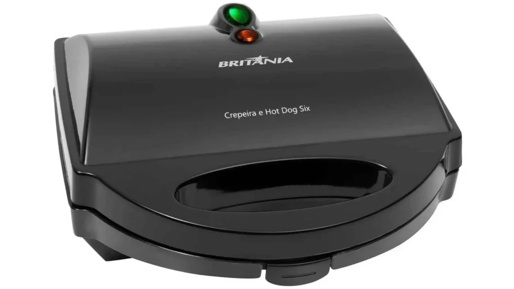 Visão frontal da Crepeira Britânia Six preta fechada, mostrando as luzes indicadoras de funcionamento e a trava de segurança