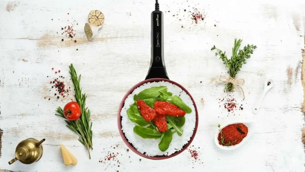 Vista aérea da Crepioca Britânia 3 em 1 com recheios de tomate e manjericão sobre a chapa