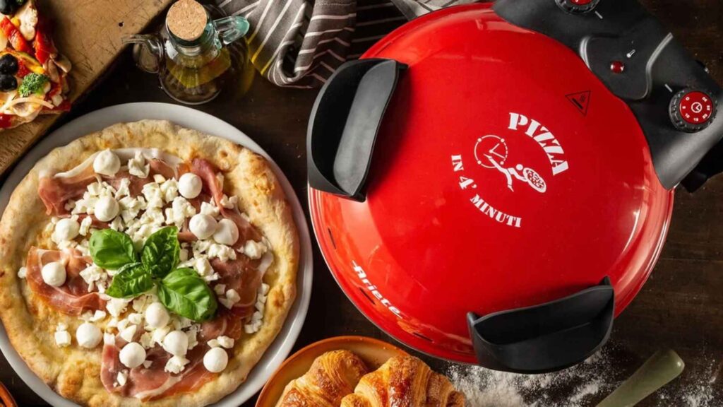 Vista superior do forno Ariete 909 fechado, mostrando os botões de timer e temperatura e a logo da marca