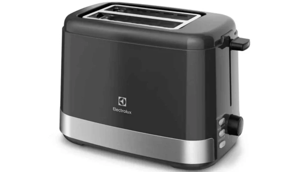 Vista frontal da Torradeira Elétrica Electrolux ETS10 na cor preta com base em aço inox escovado