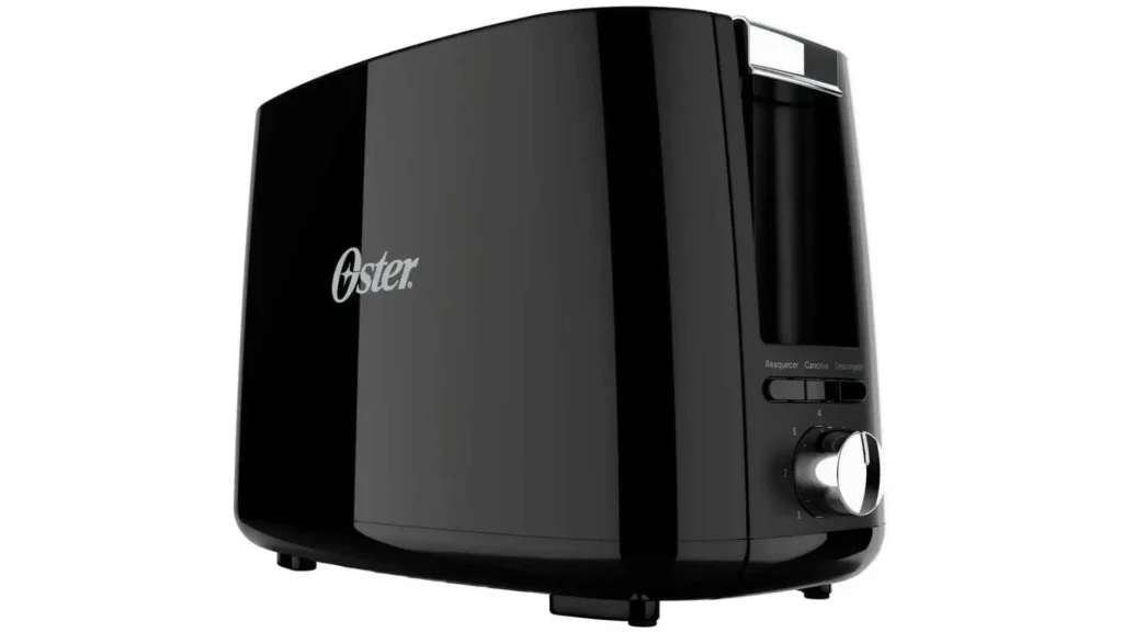 Lateral da Torradeira Oster Black Simple Life destacando o botão seletor de 7 níveis de tostagem e alavanca de acionamento