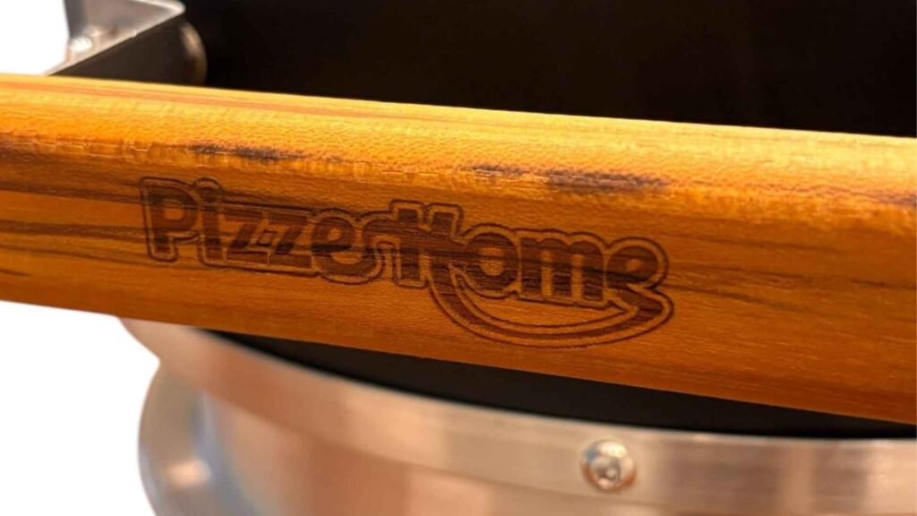 Detalhe em close do pegador de madeira com a logomarca gravada do Forno de Pizza Elétrico Pizzehome P300 Standard