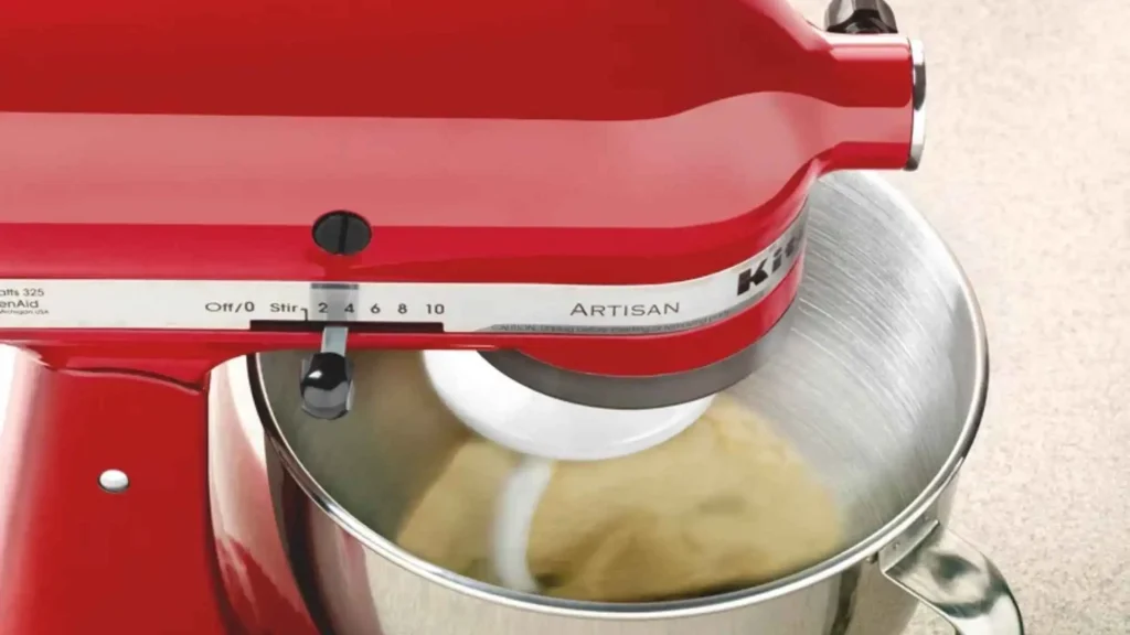 Detalhe do batedor gancho da Batedeira KitchenAid Artisan sovando massa de pão