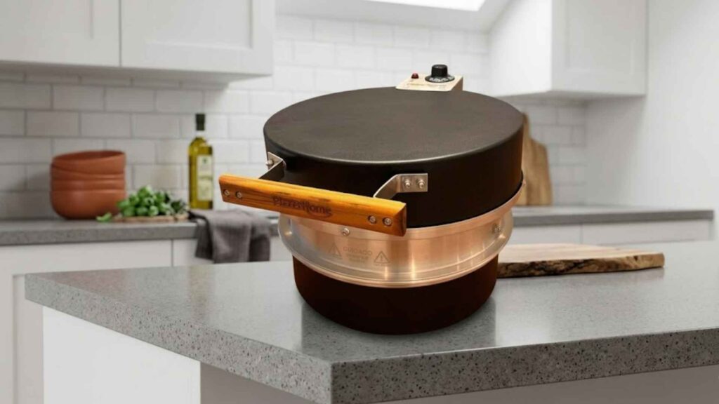 Forno de Pizza Elétrico Pizzehome P300 Standard na cor preta posicionado em uma bancada de cozinha moderna