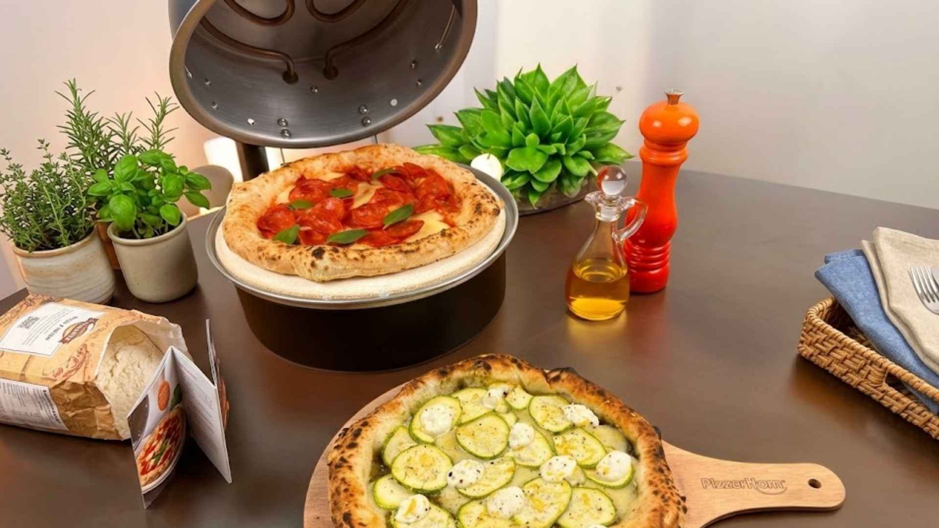 Forno de Pizza Elétrico Pizzehome P300 Standard com uma pizza napolitana de bordas altas e manjericão sobre a pedra refratária